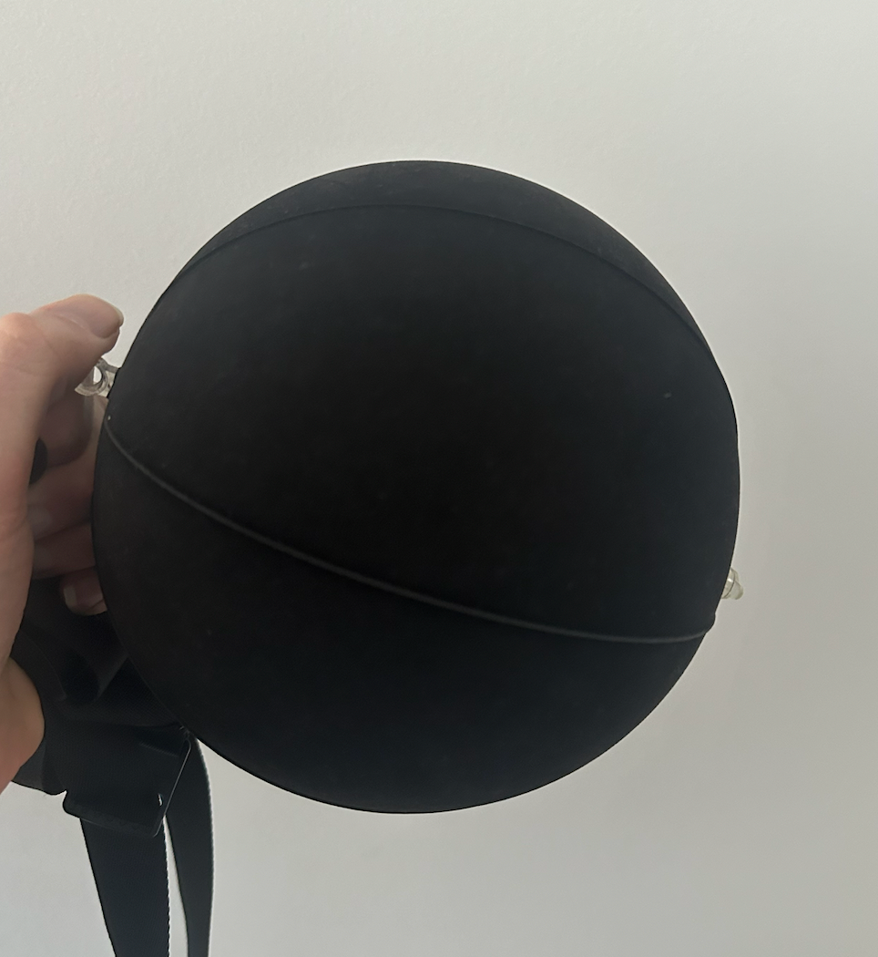 ボールを挟んで構える実写