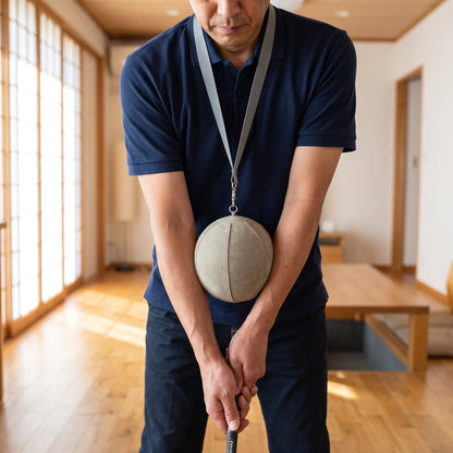 自宅リビングでの同調ドリル(両前腕に挟んで構える)